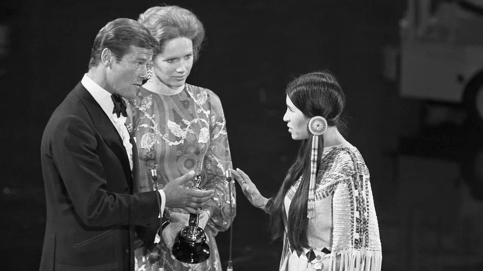 1973年奧斯卡獎最佳男主角獎得主馬龍·白蘭度拒絕領獎，代替他上台解釋的"小羽毛"是美國印第安人