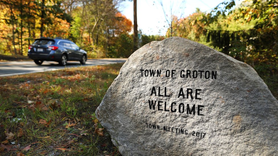 Groton, un pueblo en Massachusetts, dispuso una piedra con el mensaje tallado de "Todos son bienvenidos" como modo de reconocer su pasado de racismo y exclusión.