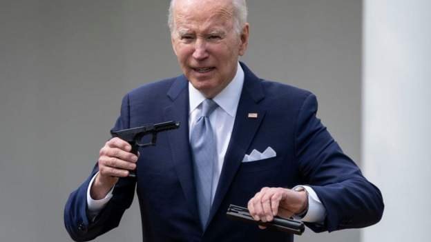 Joe Biden muestra los componentes de un "arma fantasma" en un evento en la Casa Blanca en abril.