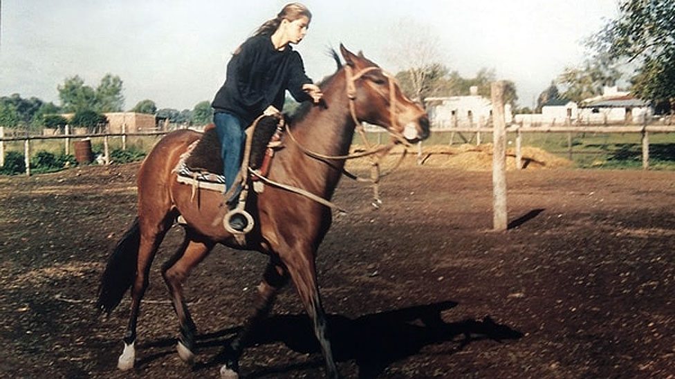 Soledad montando a caballo