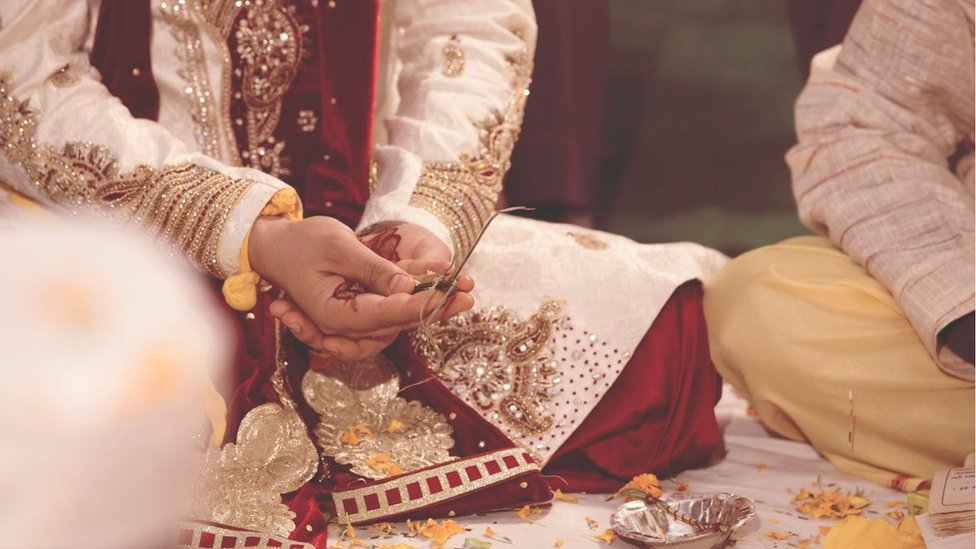 Algunas víctimas temen denunciar porque sus familiares más cercanos pueden ser castigados. Un matrimonio