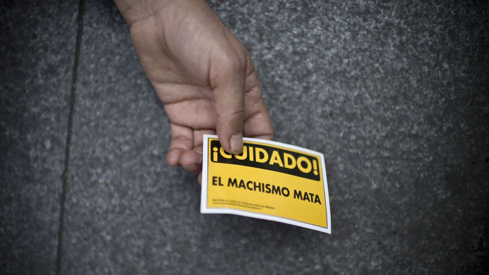 La violencia de género sigue siendo un problema grave en América Latina. Cartel contra la violencia machista.