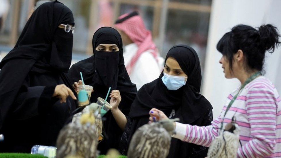 沙特婦女參加公共展覽活動