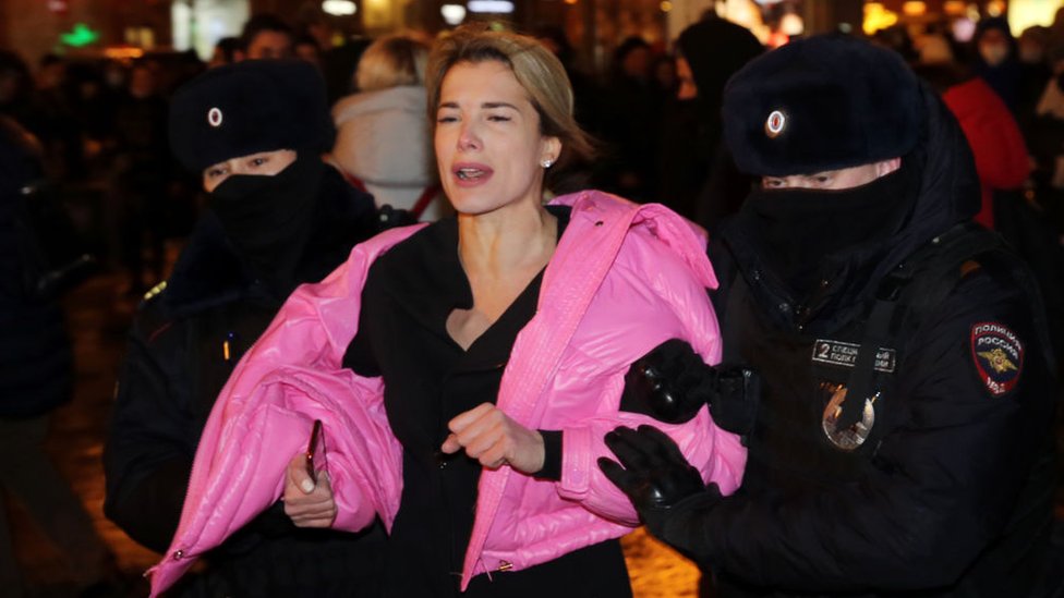 Mujer arrestada en ua protesta en Moscú