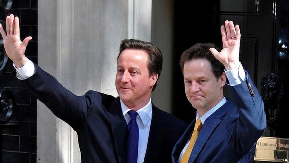 Дэвид Кэмерон и Ник Клегг возле Даунинг-стрит в 2010 году