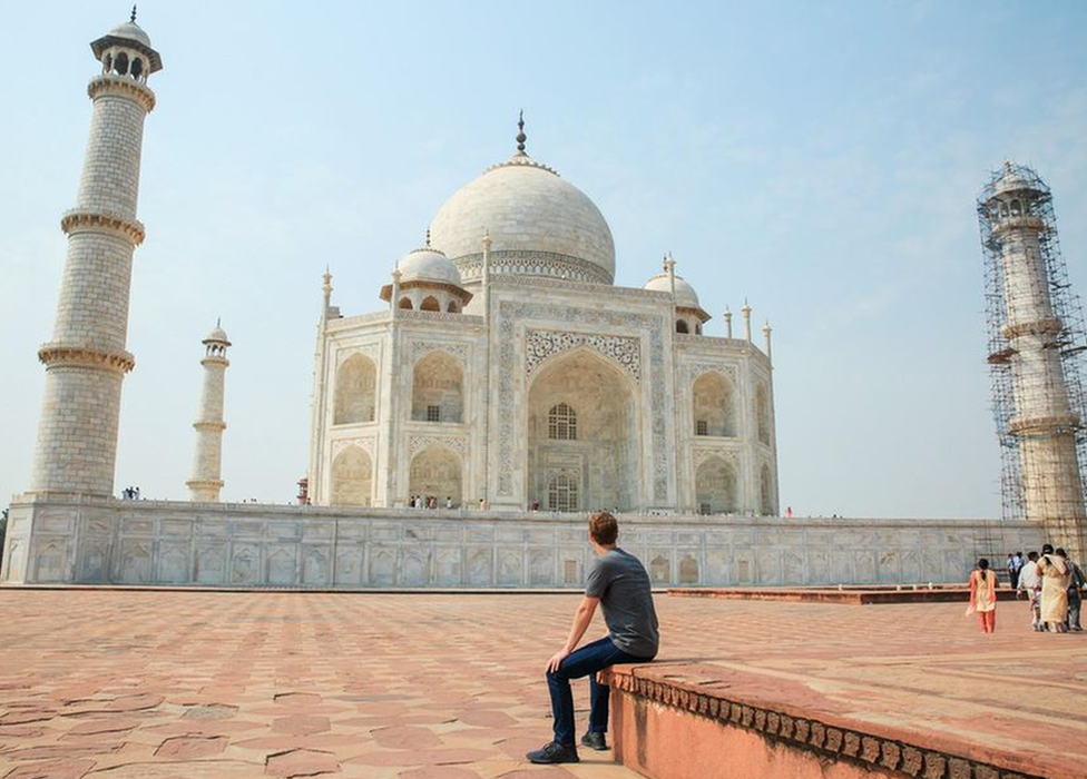 Генеральный директор Facebook Марк Цукерберг сидит лицом к Тадж-Махалу во время своего визита в Индию в октябре 2015 года