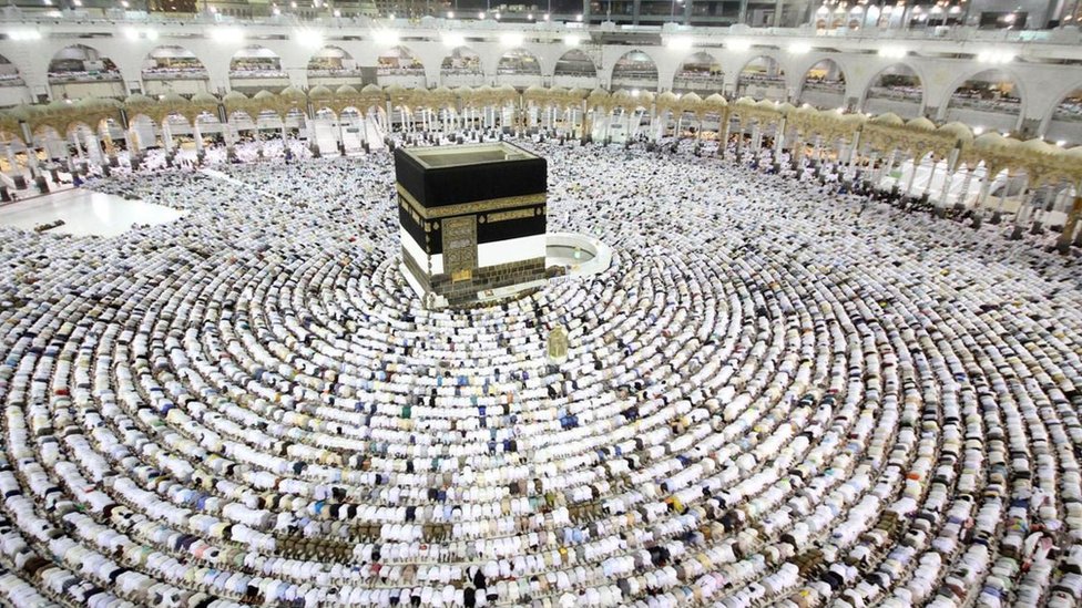 Fieles musulmanes orando en la Kaaba