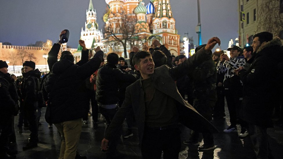 Orang-orang menari dalam perayaan Malam Tahun Baru di pusat kota Moskow.