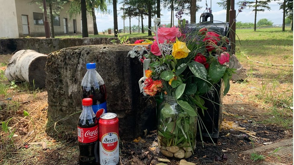 Tragedija u Beogradu: Dubona i Malo Orašje mesec dana kasnije, „utisak je da se cela situacija stavlja u zapećak" 10 Cveće i piće pored stratišta kod spomenika poginulim borcima