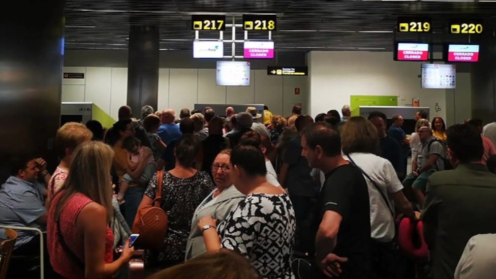 Пассажиры в аэропорту Гран-Канарии в воскресенье