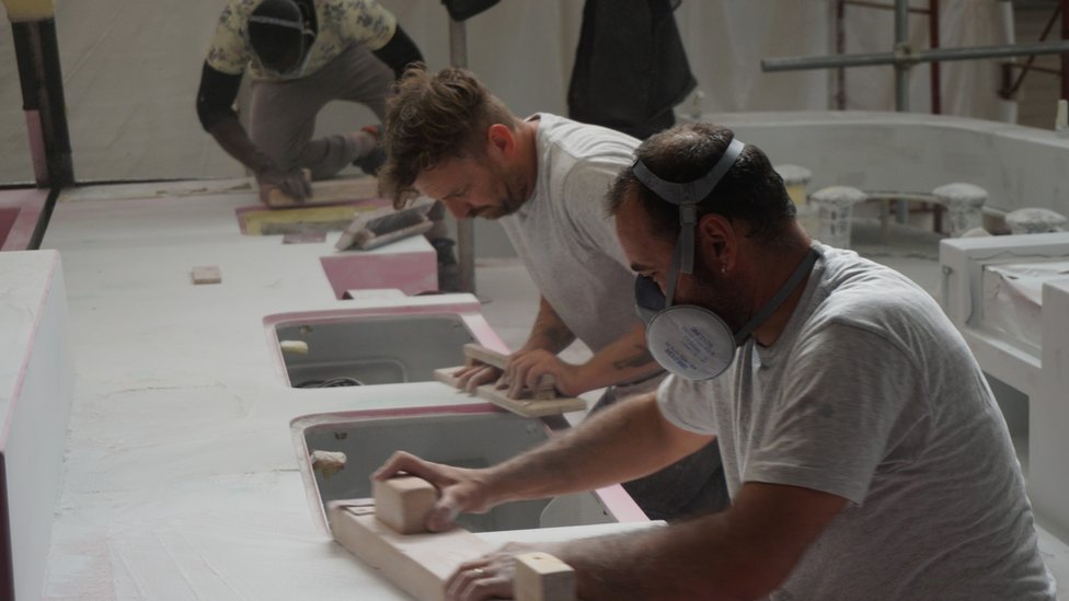 Construir un super yate puede demorar años. Dos obreros construyendo un barco