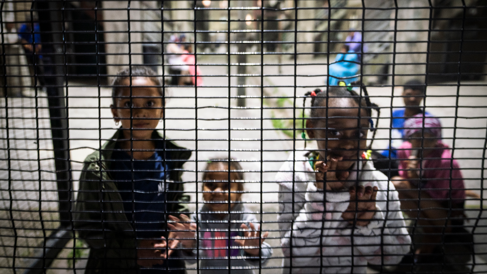 أطفال بجوار سور في ماننبرغ ، كيب تاون - جنوب إفريقيا