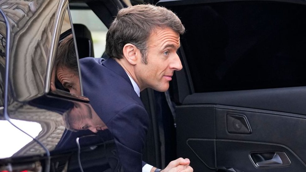 法國總統馬克龍抵達巴黎出席在外交部舉行的全國外交圓桌會議。