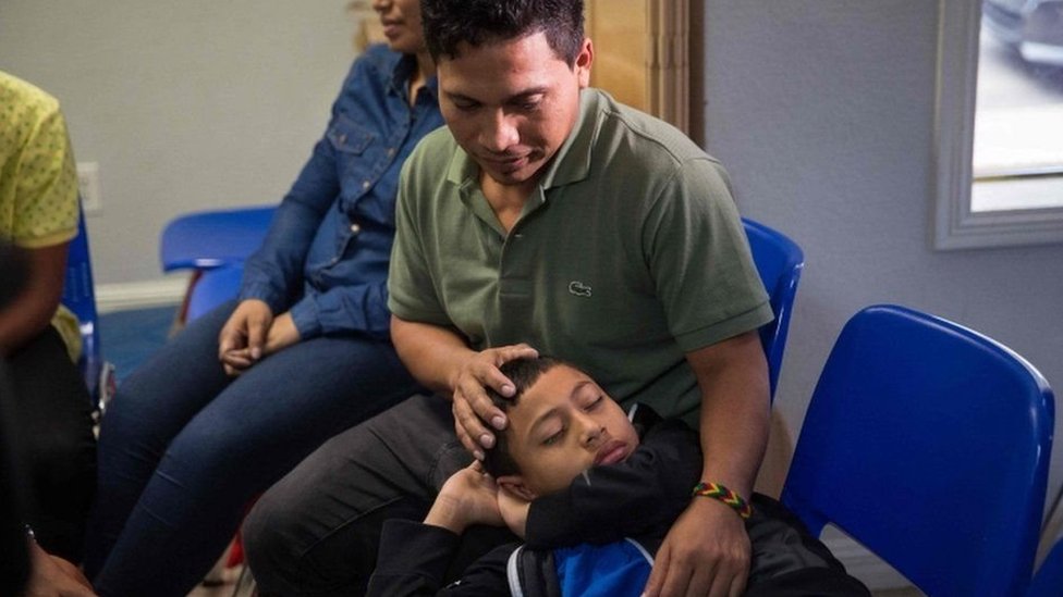 Un padre migrante junto a su hijo.