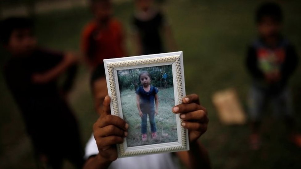 Brat Džeklin Kal, Abdel, nosi njenu fotografiju ispred njihove kuće u selu San Antonio Sekortez