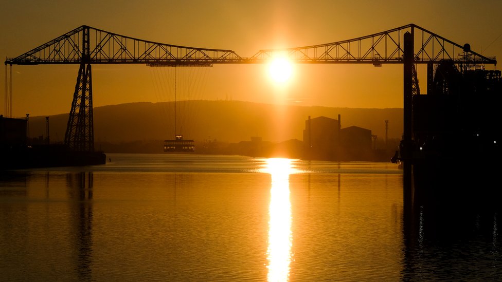 Восход солнца за мостом Транспортера