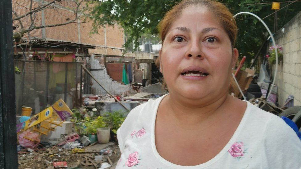 Delia Ramírez perdió su casa en el terremoto. Delia Ramírez frente a los escombros de su casa