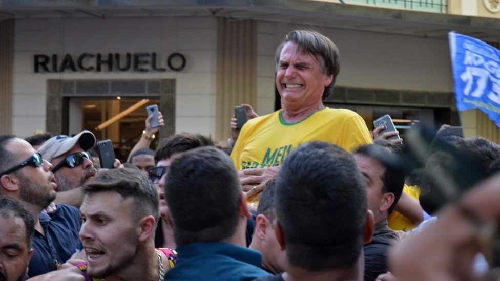 Bolsonaro se drži za stomak