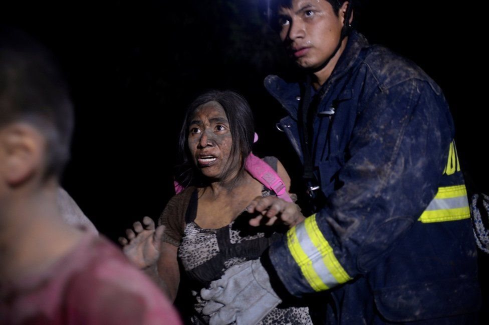 قوات الانقاذ تجلي عدد من السكان من موقع ثوران البركان