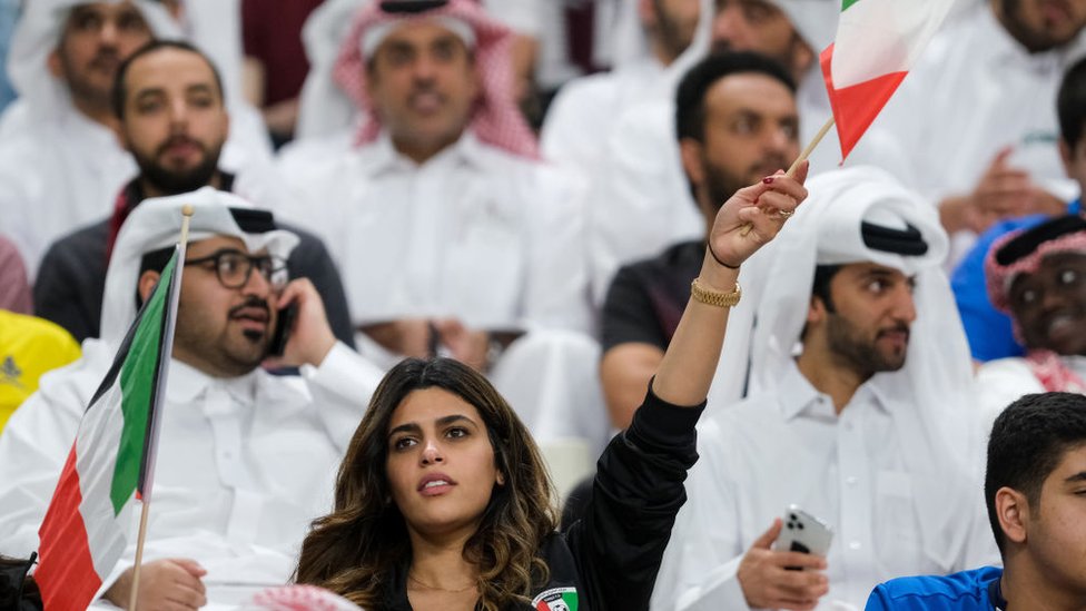 جماهير الكويت تشجع منتخب بلادها خلال مباراة الكويت والبحرين على استاد خليفة الدولي في ديسمبر/كانون الأول 2019 في الدوحة، قطر