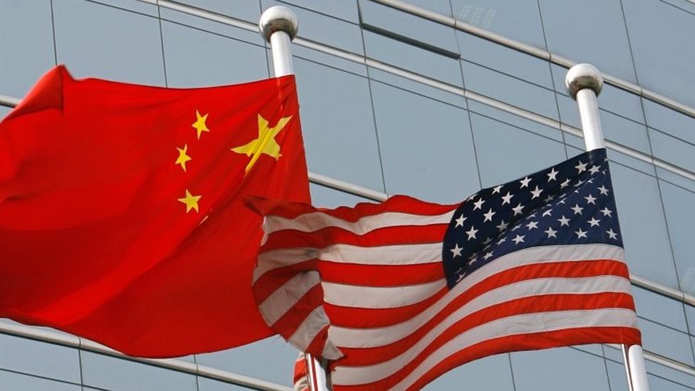 علم الصين (يسار) وعلم الولايات المتحدة