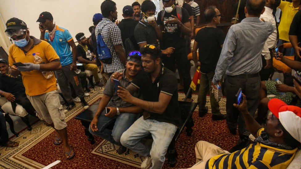 Demonstranti prave selfiji i predsedničkoj rezidenciji, Šri Lanka, 9. jul 2022.