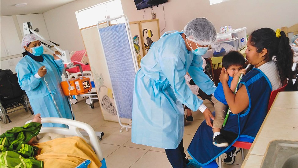 Un médico realiza una radiografía a un bebé en Perú en una clínica de Socios en Salud