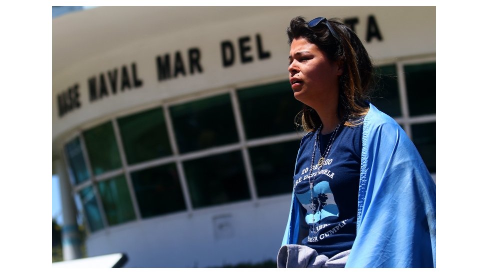 10 días después de la desaparición del ARA San Juan, muchos en Argentina temen lo peor. mujer llorando