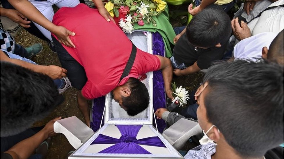 Родственник оплакивает гроб Кевина Местисо, который был убит в результате нападения в субботу