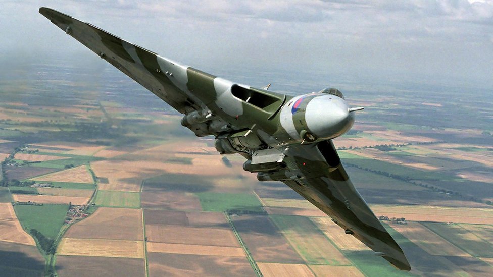 Lavet til at huske hjælp boliger Vulcan XH558: Final flypast over East Midlands - BBC News