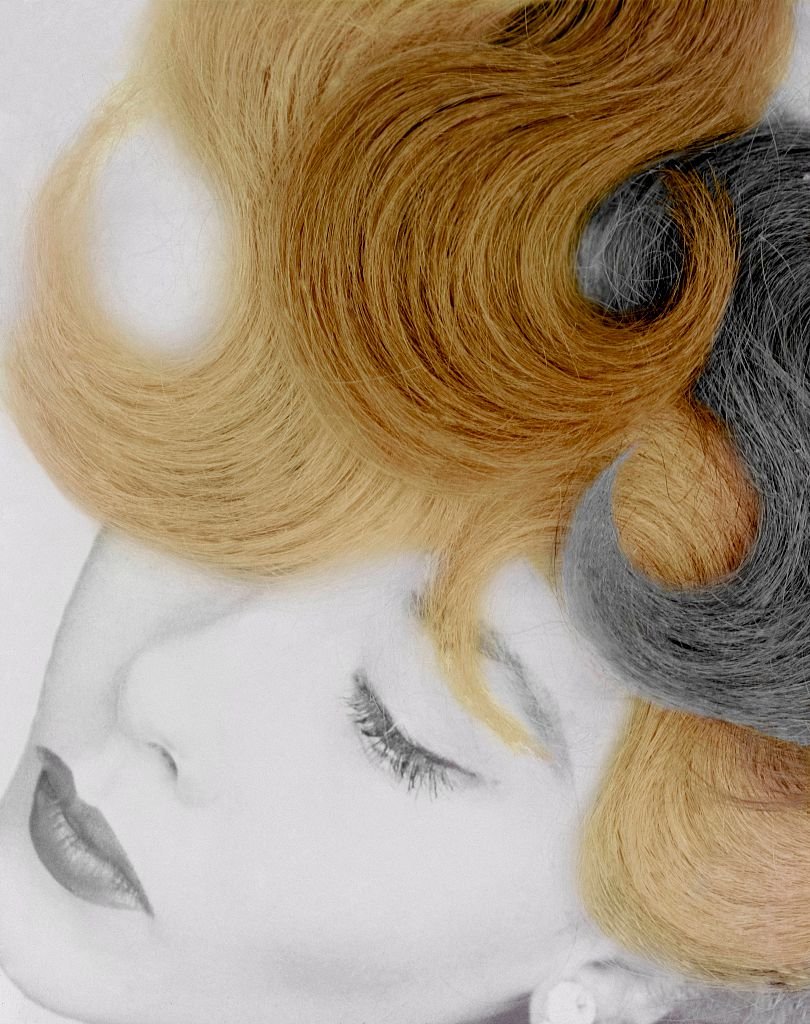 Женщина демонстрирует новый оттенок волос в журнале Vogue в 1953 году