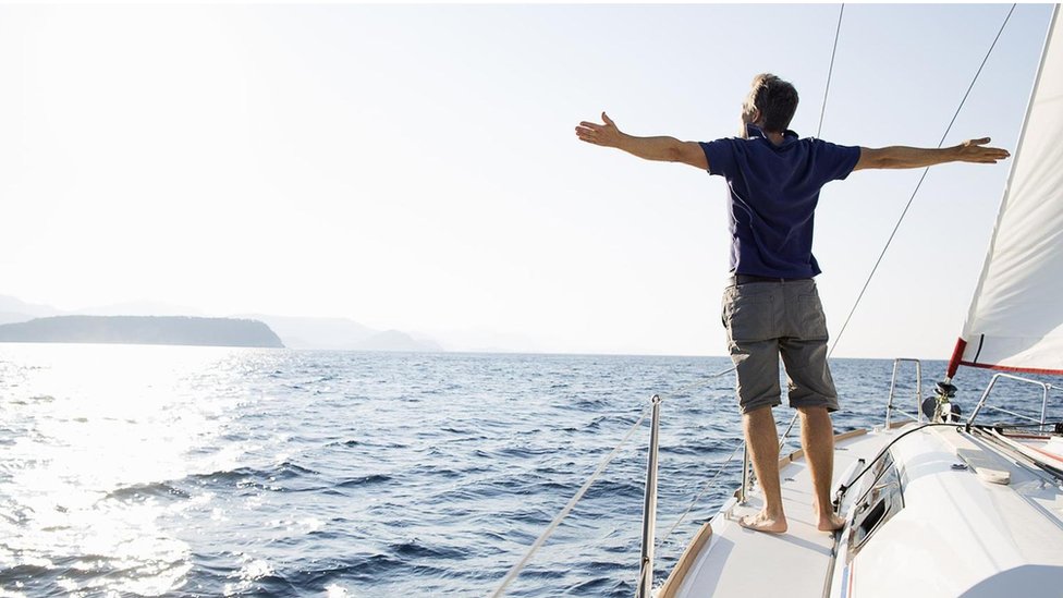 Se trata de buscar experiencias únicas que sean también base para la ostentación. hombre en un barco