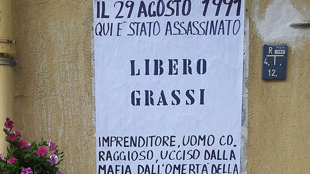 Cartel que marca el lugar en el que mataron a Libero Grassi.