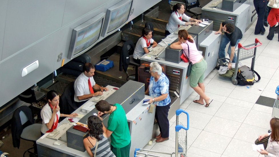 El veloz crecimiento de la industria aérea ha hecho que los precios por viajar bajen significativamente. Pasajeros en las ventanillas del aeropuerto