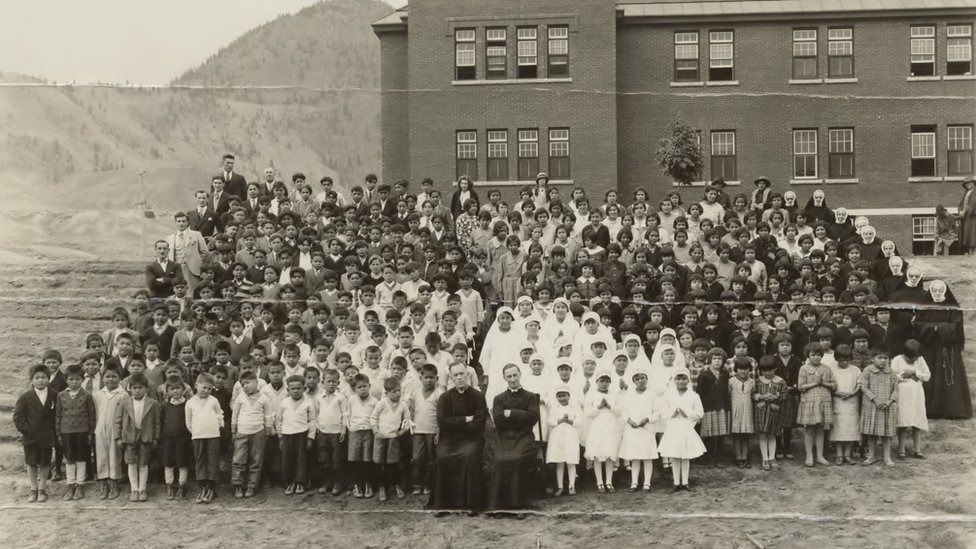 طلبة المدرسة ومدرسوها في صورة عام 1937