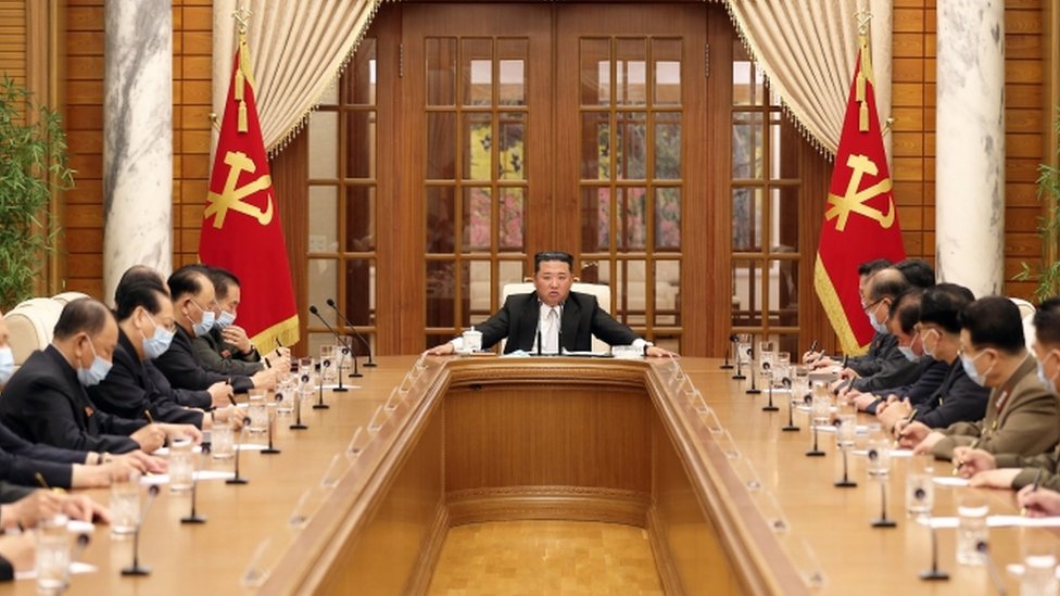 La imagen muestra a Kim Jong-un en una reunión