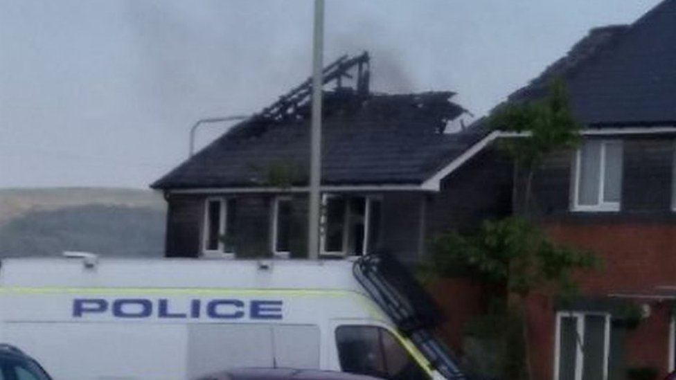 Сильно поврежденная в результате пожара крыша дома