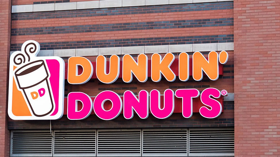 Dunkin' Donuts despide al empleado que lanzó agua al indigente que