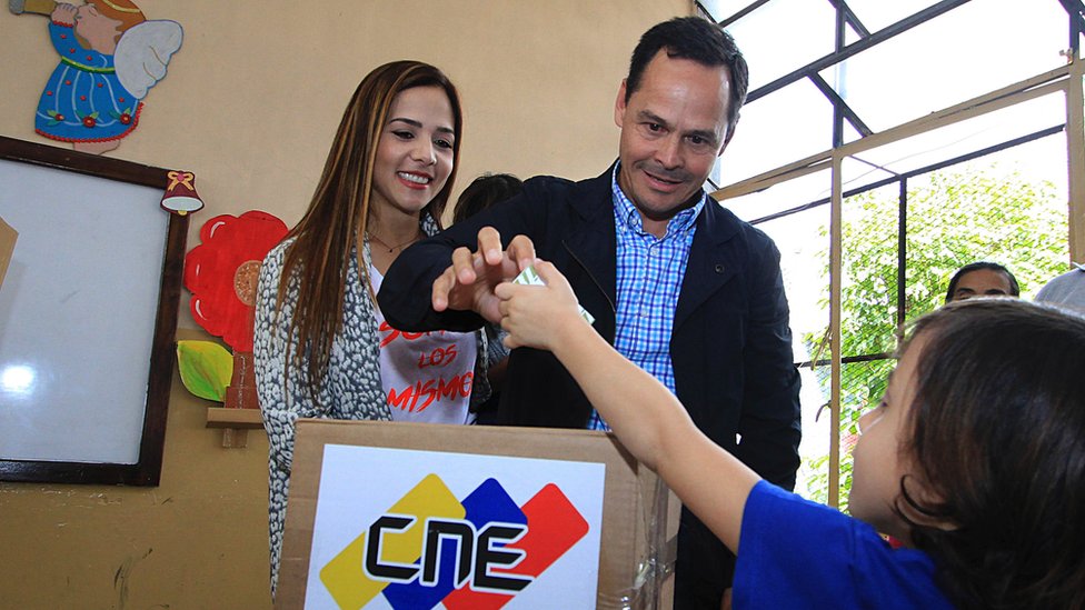 Vielma Mora votando en las elecciones legislativas de 2015