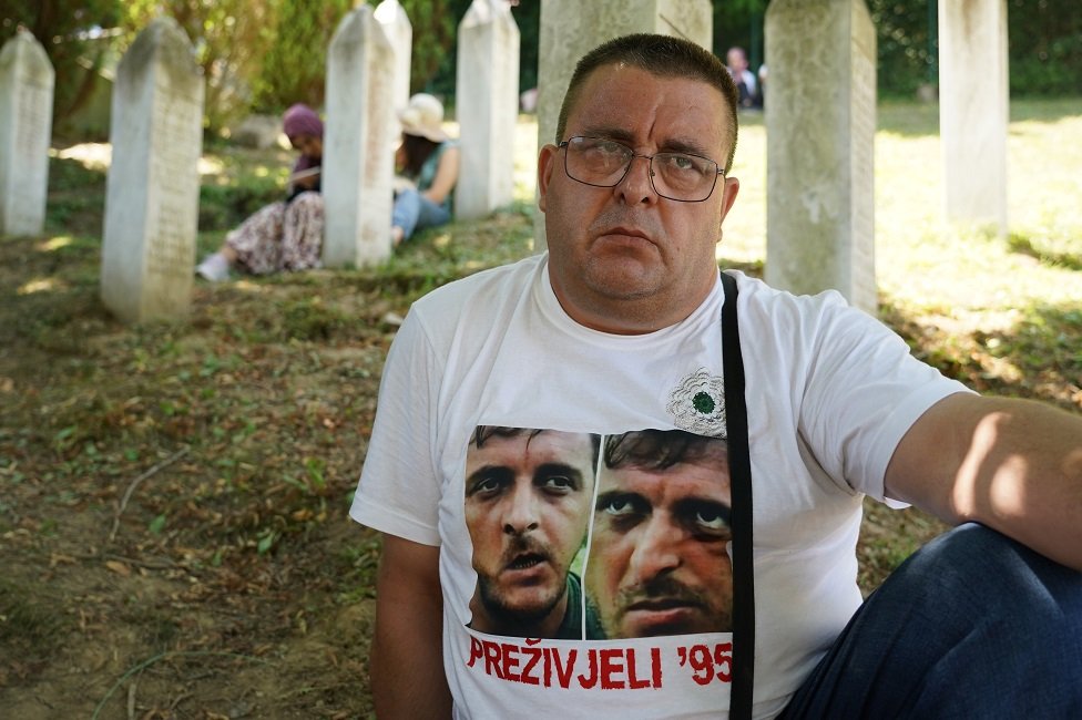Sulejman Baltić sa slikom iz 1995 kada je kao 19-godišnjak preživeo genocid u Srebrenici