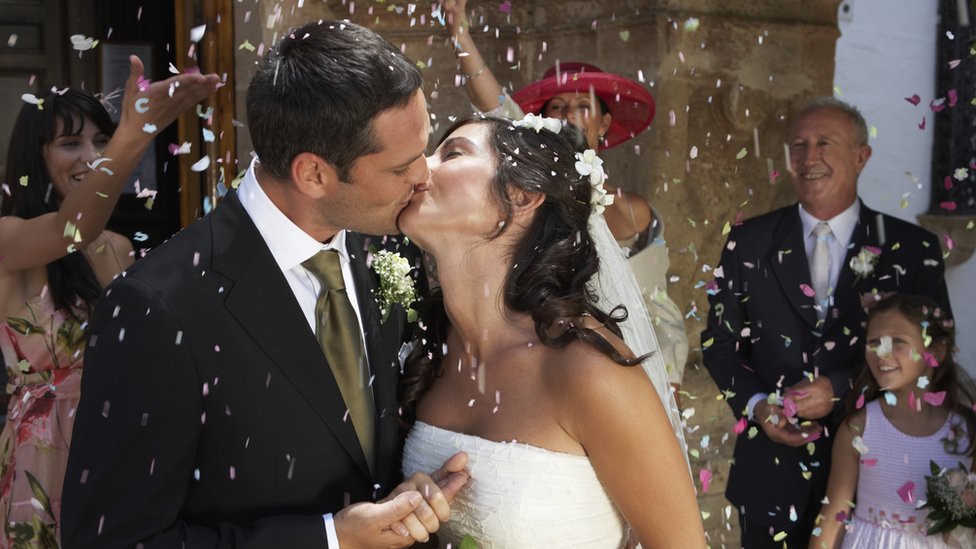 La ayuda podrá alcanzar los US$20.000. Esto dependerá de la antigüedad y rango del trabajador. Una pareja casándose.