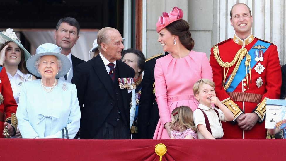 La reina Isabel II, el príncipe Felipe, duque de Edimburgo; y Kate Middleton, la duquesa de Cambridge, y el príncipe Guillermo, con los hijos de ambos.