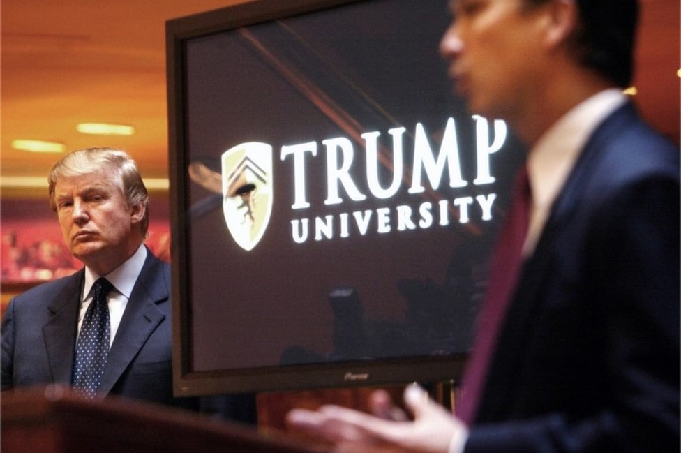 Дональд Трамп слушает выступления Майкла Секстона на открытии инвестиционной школы Университета Трампа в 2005 году