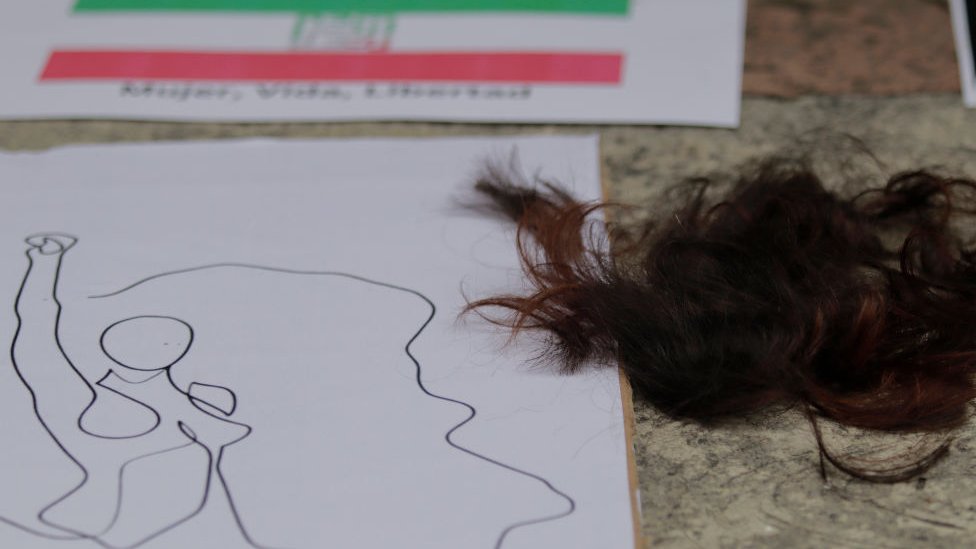 Mechones de cabello cortados frente a la embajada de Irán en México.