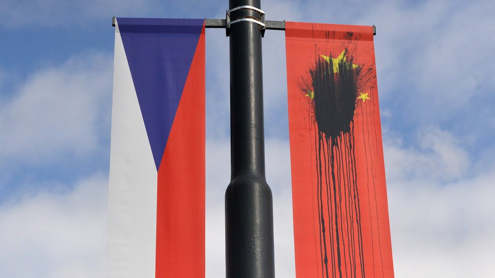 中國國家主席習近平2016年到訪布拉格時，有人把在當地的中國國旗弄污。