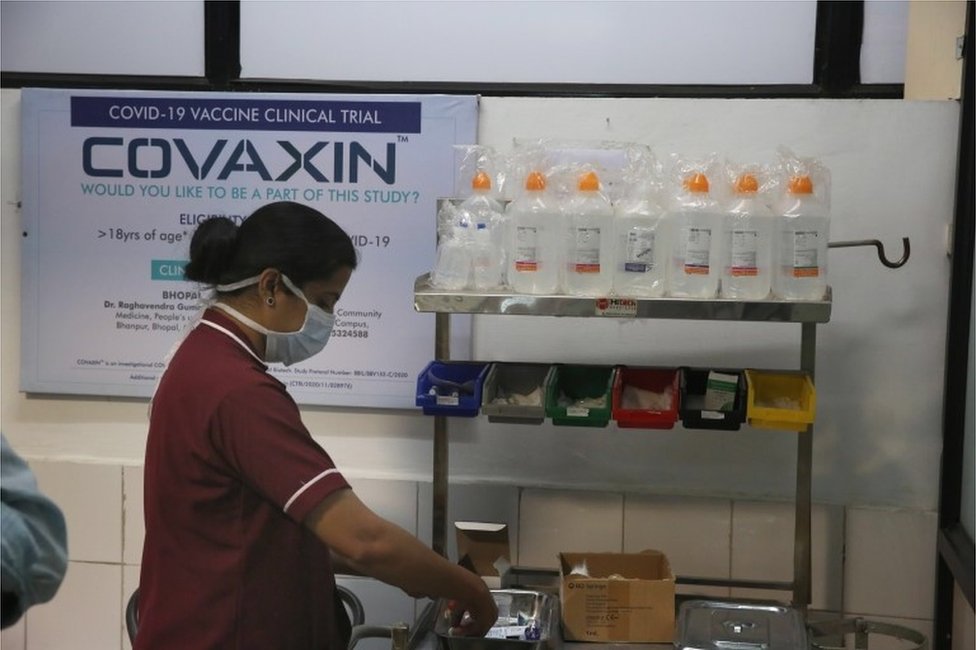 Врач готовится к вакцинации добровольцев первой в Индии вакциной против Covid-19, разработанной на месте компанией Bharat Biotech в сотрудничестве с Индийским советом медицинских исследований (ICMR), во время испытания фазы 3 в Народном медицинском колледже в Бхопале, Индия, 7 декабря 2020 г. . A