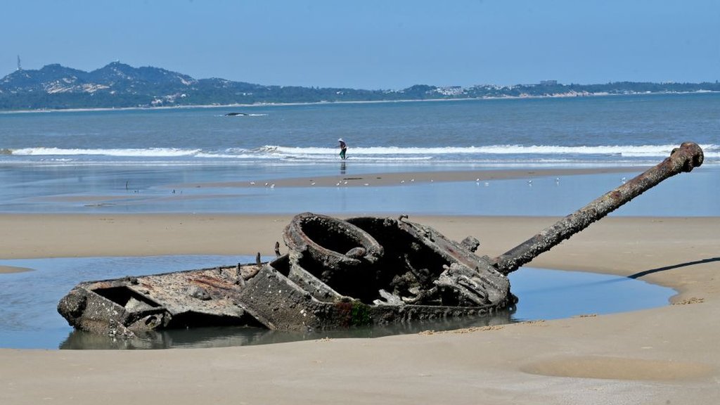 金門沙灘上一輛退役坦克。