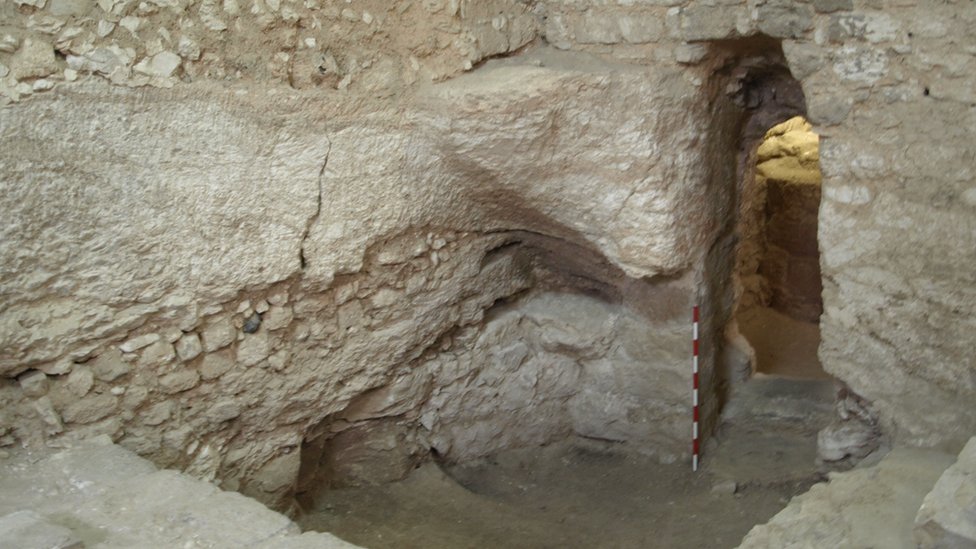 Вырезанный в скале дверной проем в дом I века, вырезанный из естественной пещеры