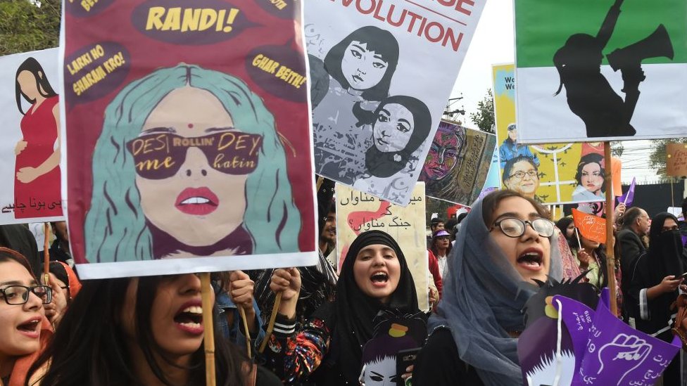 Активисты гражданского общества Пакистана несут плакаты и выкрикивают лозунги во время митинга за права женщин в Международный женский день в Лахоре 8 марта 2019 года.