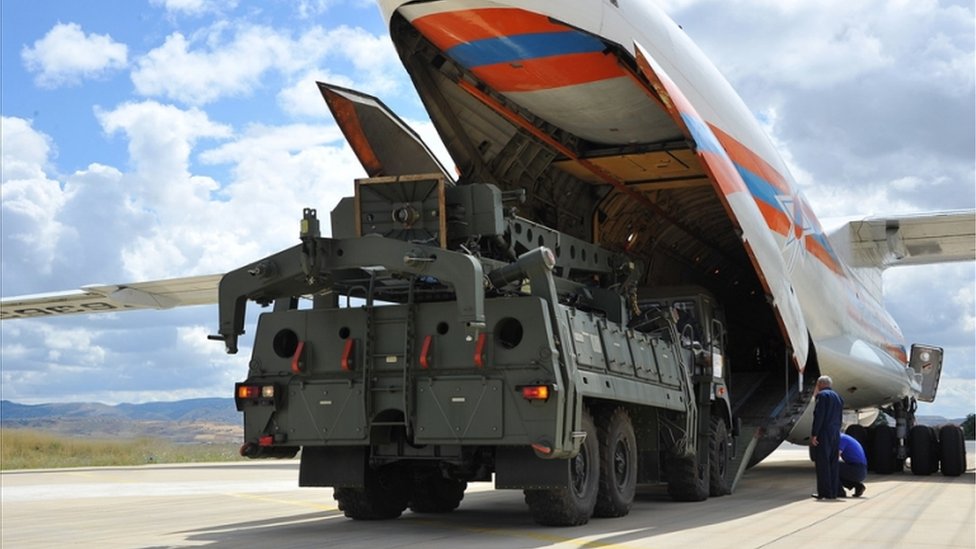 Російські системи С-400 вивантажують з літака